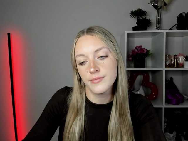 EvelynBlond live webcam show