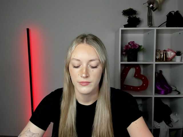 EvelynBlond live cam on BongaCams