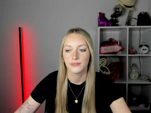 EvelynBlond live cam on BongaCams