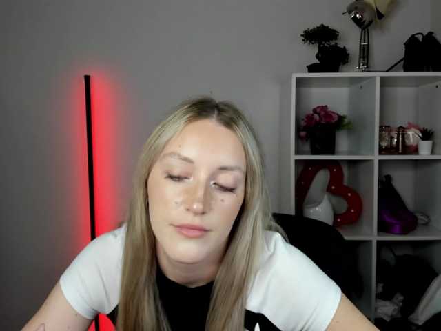 EvelynBlond26 live webcam show