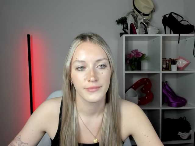 EvelynBlond26 live cam preview