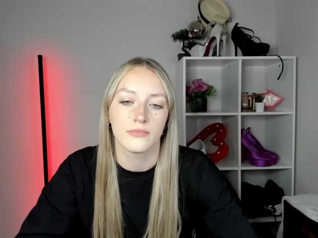 EvelynBlond live cam on BongaCams