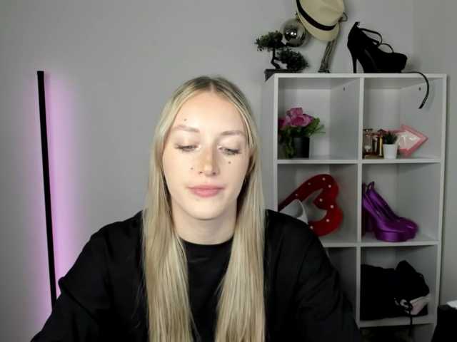 EvelynBlond live cam on BongaCams