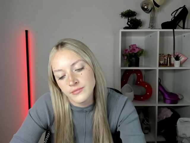EvelynBlond live cam on BongaCams