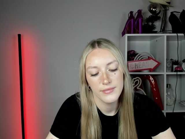 EvelynBlond live cam on BongaCams