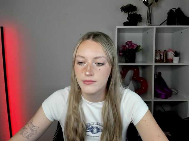 EvelynBlond live cam on BongaCams
