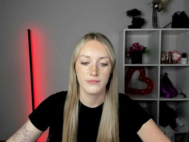 EvelynBlond live cam on BongaCams