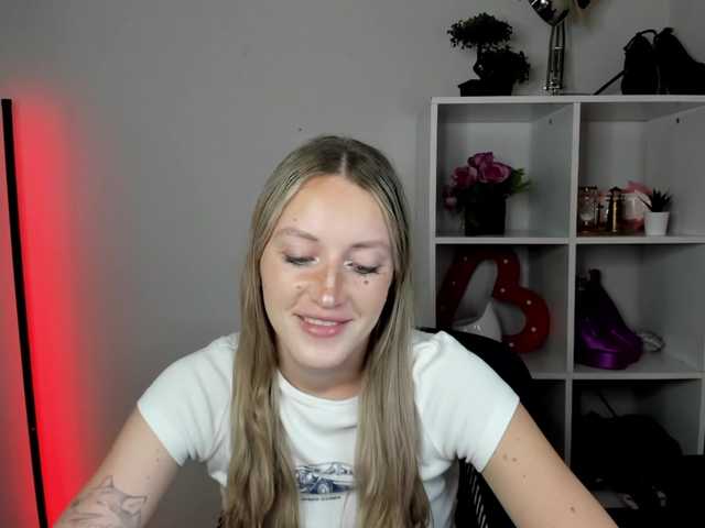 EvelynBlond live cam on BongaCams