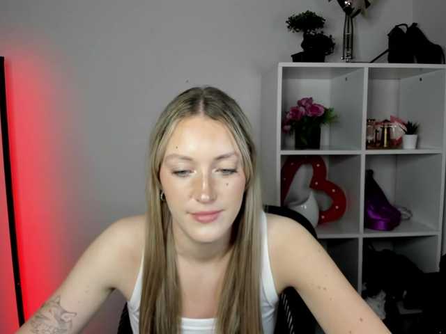 EvelynBlond live cam on BongaCams