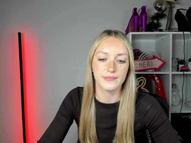 EvelynBlond live cam on BongaCams