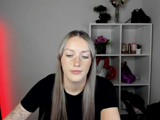 EvelynBlond live cam on BongaCams