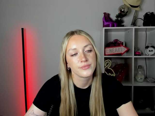 EvelynBlond live cam on BongaCams