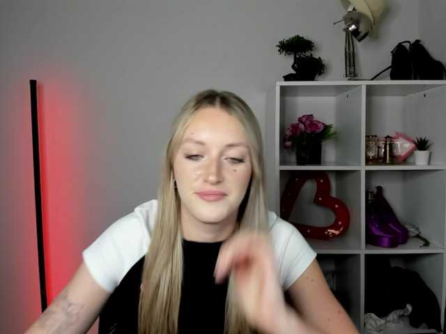 EvelynBlond live cam on BongaCams