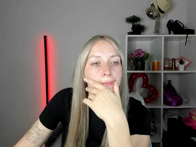 EvelynBlond live cam on BongaCams