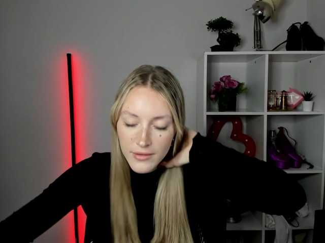 EvelynBlond live cam on BongaCams