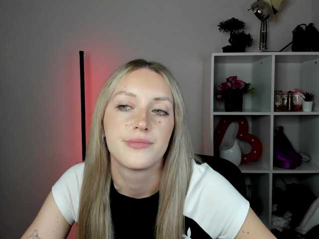 EvelynBlond26 live webcam show