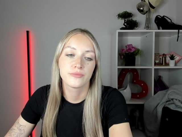 EvelynBlond live cam on BongaCams