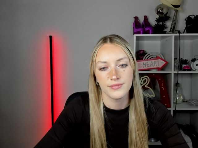 EvelynBlond live cam on BongaCams