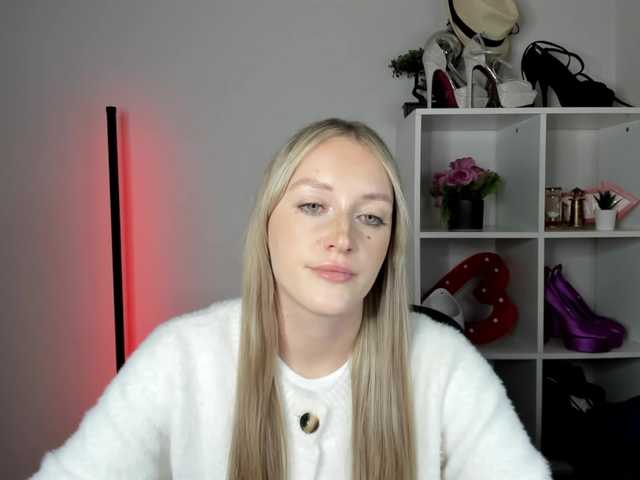 EvelynBlond live cam on BongaCams