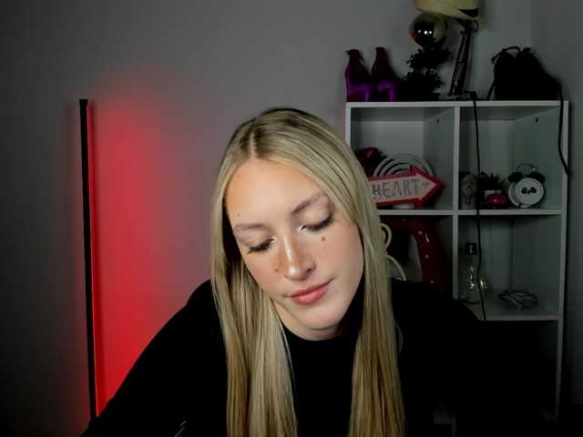 EvelynBlond live cam on BongaCams