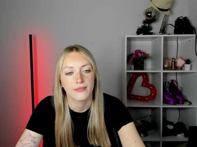 EvelynBlond live cam on BongaCams