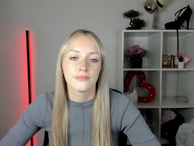 EvelynBlond live cam on BongaCams