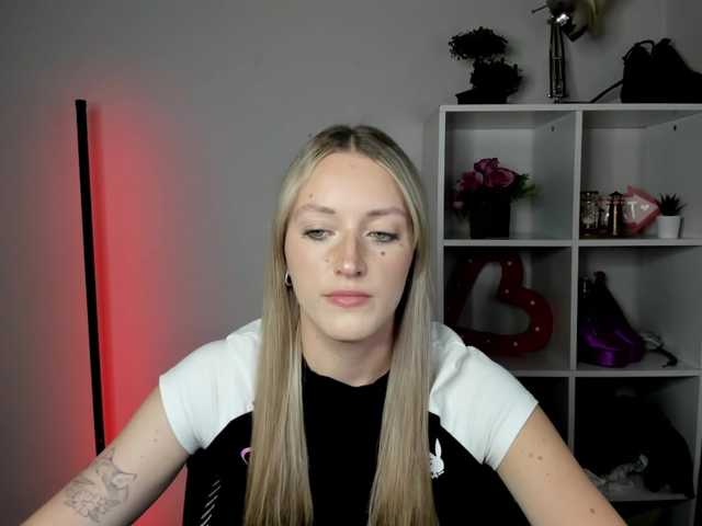 EvelynBlond live cam on BongaCams