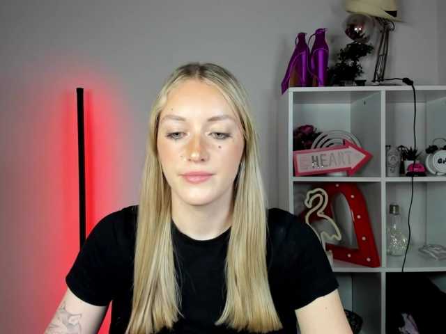 EvelynBlond Live Cam on BongaCams