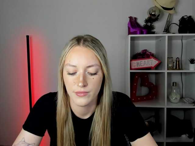 EvelynBlond live cam on BongaCams