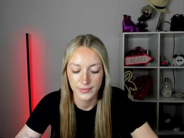 EvelynBlond live cam on BongaCams