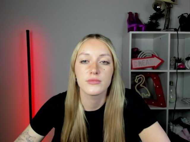 EvelynBlond live cam on BongaCams