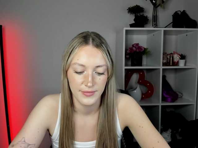 EvelynBlond live cam on BongaCams
