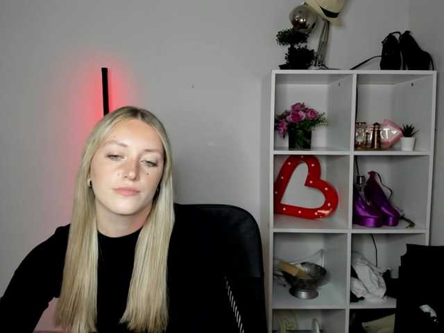 EvelynBlond live cam on BongaCams