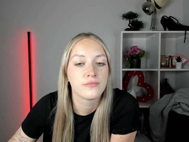 EvelynBlond live cam on BongaCams