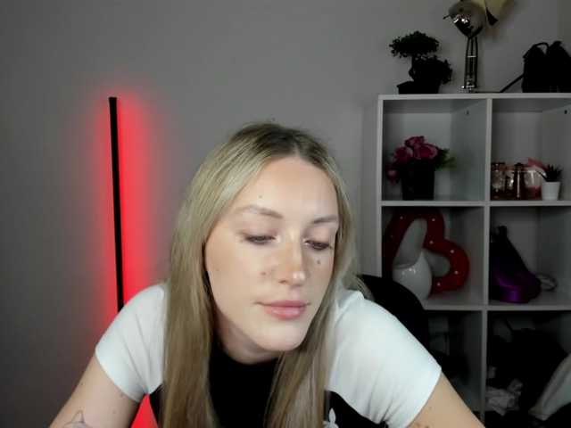 EvelynBlond26 live webcam show