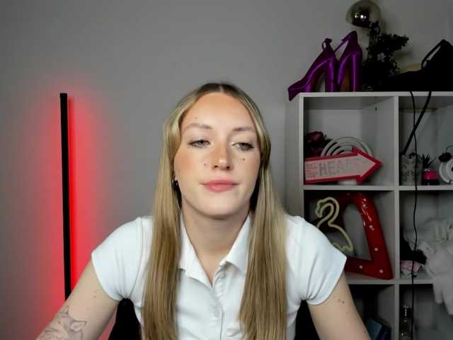 EvelynBlond26 webcam