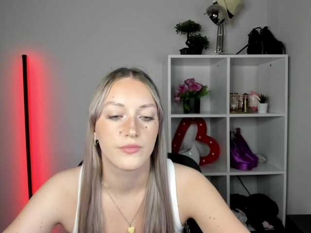 EvelynBlond live cam on BongaCams