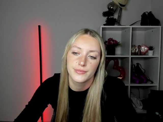 EvelynBlond live cam on BongaCams