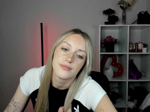 EvelynBlond26 live webcam show