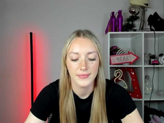 EvelynBlond live cam on BongaCams