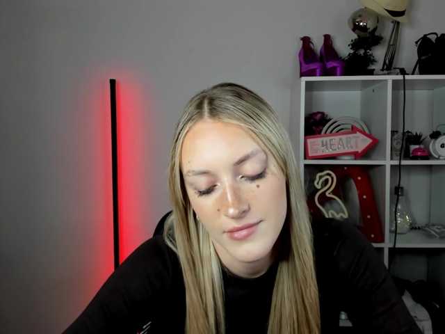 EvelynBlond live cam on BongaCams