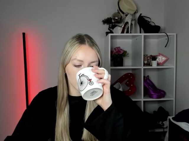 EvelynBlond live cam on BongaCams