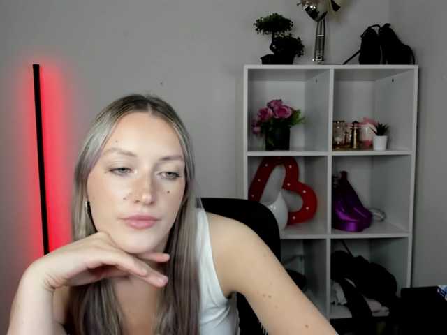 EvelynBlond live cam on BongaCams