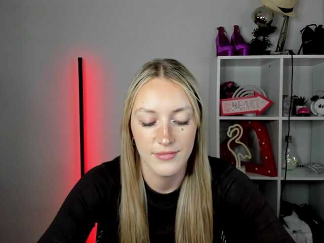 EvelynBlond live cam on BongaCams