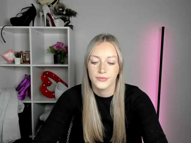 EvelynBlond live cam on BongaCams