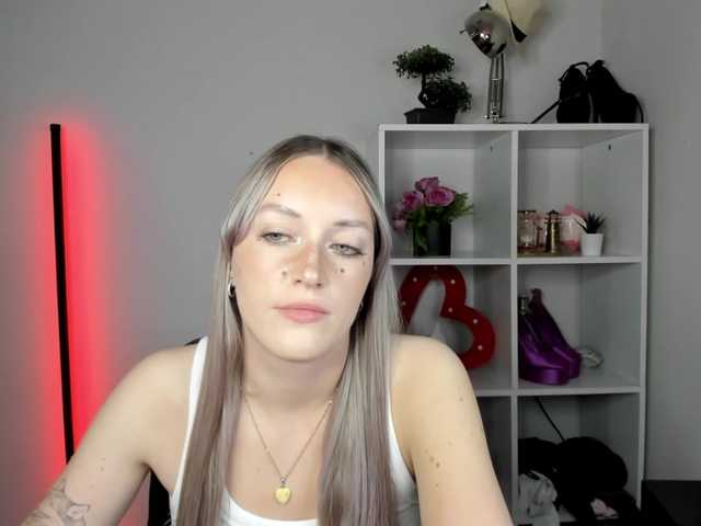 EvelynBlond live cam on BongaCams