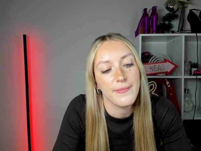 EvelynBlond live cam on BongaCams
