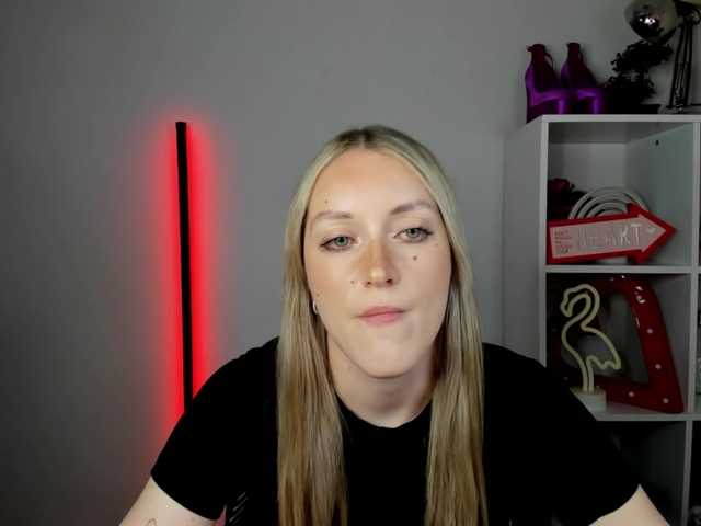 EvelynBlond live cam on BongaCams