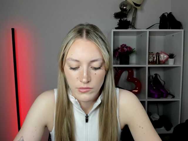 EvelynBlond live cam on BongaCams