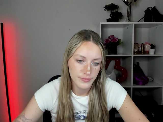 EvelynBlond live cam on BongaCams